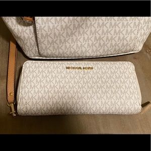 Like new Michael Kors Wristlet!